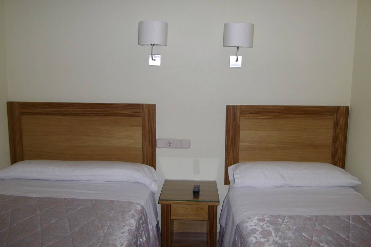 Chambre Confort avec lits jumeaux | Coffre-fort pour ordinateur portable, bureau, accès au Wi-Fi (inclus)