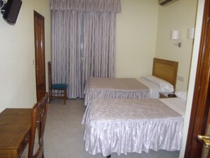 In-room safe, desk, free WiFi, bed sheets - Hostal Rivera (Madrid)