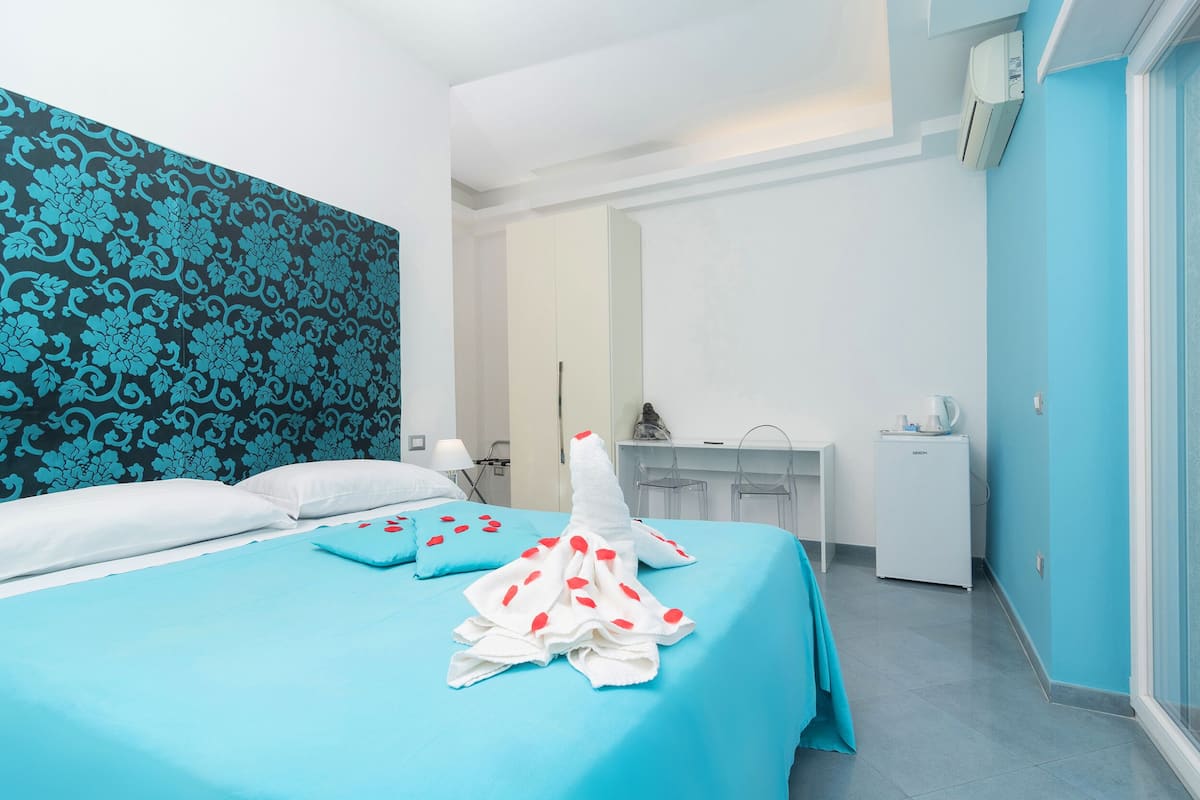 In-room safe, desk, soundproofing, WiFi (free)