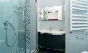 Bathroom - Emily Suites (Sorrento)