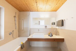 Suite, Balcony, Mountain View (Galzig) | Bathroom | Free toiletries, bathrobes, slippers, towels - Skihotel Galzig (Sankt Anton am Arlberg)