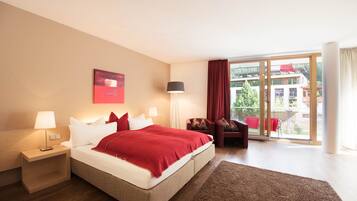 Double Room, Mountain View | Peralatan tempat tidur hipoalergenik, peti besi dalam bilik, Wi-fi