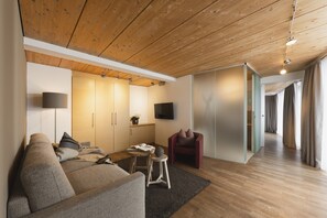 Junior-Suite, Balkon, Bergblick | Wohnbereich