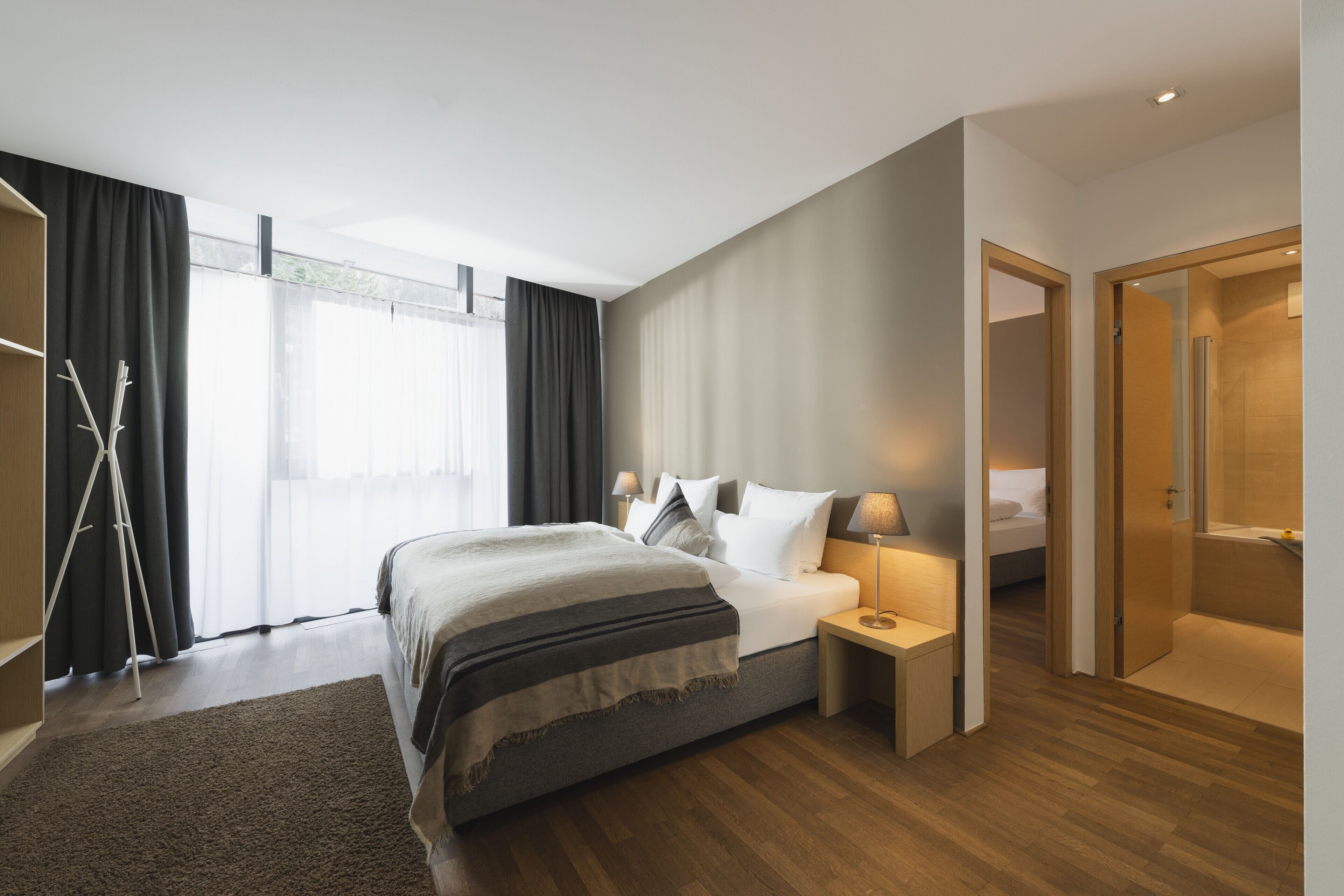 Hypo-allergenic bedding, in-room safe, WiFi, bed sheets