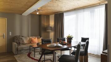 Suite, balkon, uitzicht op bergen (Galzig) | Woonruimte | Televisie