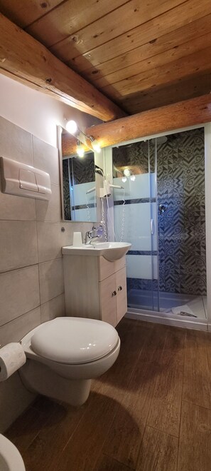 Quarto casal ou duplo econômico | Banheiro | Chuveiro, secador de cabelo, bidê, toalhas de banho
