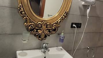 Quadrupla familiare | Bagno | Doccia, asciugacapelli, bidet, asciugamani