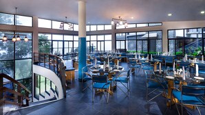 Un restaurante espacioso con techos altos, ventanas amplias y una decoración de diseño moderno.