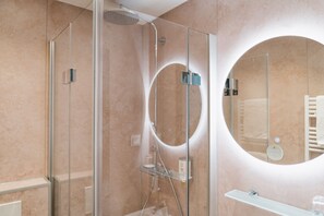 Kamar Single Basic | Kamar mandi | Shower, pancuran hujan, pengering rambut, dan handuk
