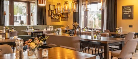 Aperto a colazione e pranzo, cucina tedesca, con tavoli all'aperto