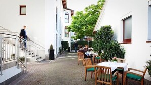 早餐，供應午餐和晚餐