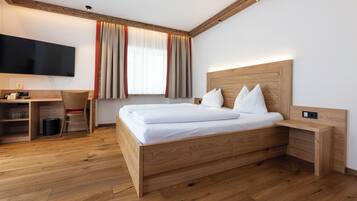 Quarto casal exclusivo, sacada | Cofres nos quartos, escrivaninha, espaço de trabalho para notebook