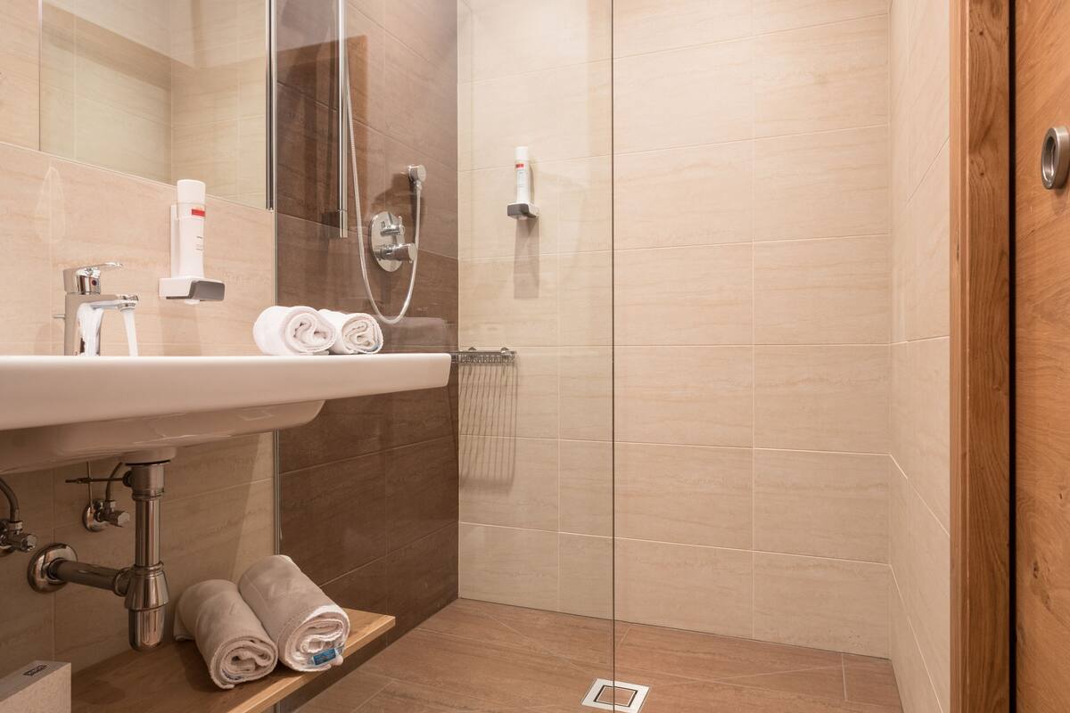 double room, balcony, in the annex | bathroom | hair dryer, soap, shampoo, toilet paper