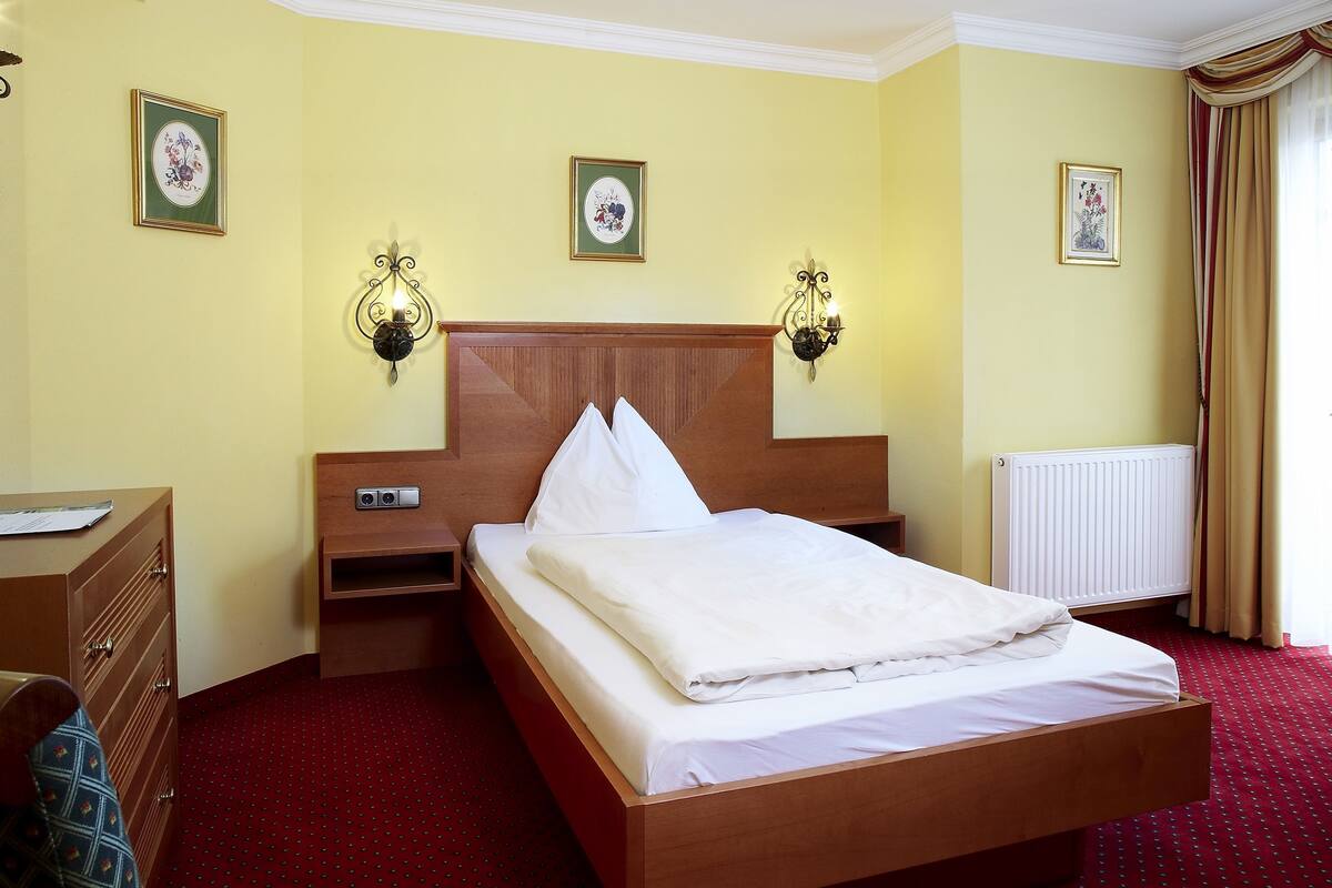 Single Room (Kaiser Karl) | In-room safe, desk, laptop workspace, WiFi (free)
