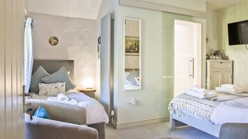 Chambre Triple Standard, salle de bains attenante, vue jardin (First Floor)