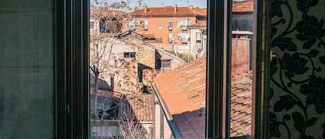 Deluxe Room | Minibar, in-room safe, desk, soundproofing