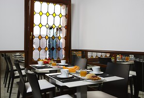 朝食 (コンチネンタル ブレックファスト)、毎日提供 (無料)