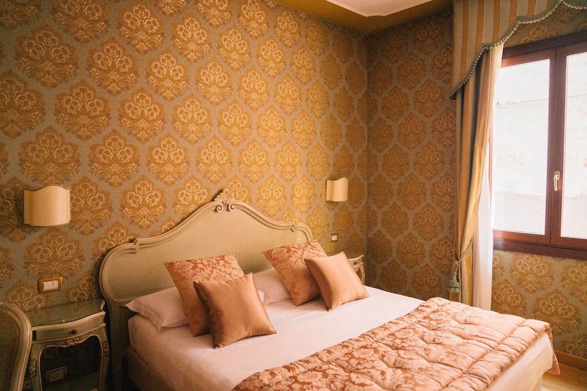 Superior Double Room | Bar mini, peti besi dalam bilik, meja, kalis bunyi