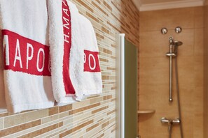 Ducha, artículos de higiene personal gratuitos y secador de pelo