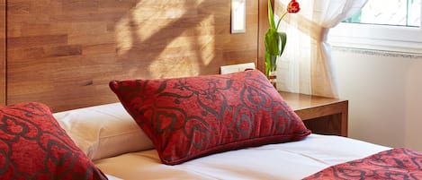 2 bedrooms, premium bedding, minibar, desk