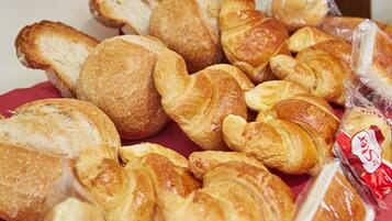 Dagelijks continentaal ontbijt (EUR 9 per persoon)