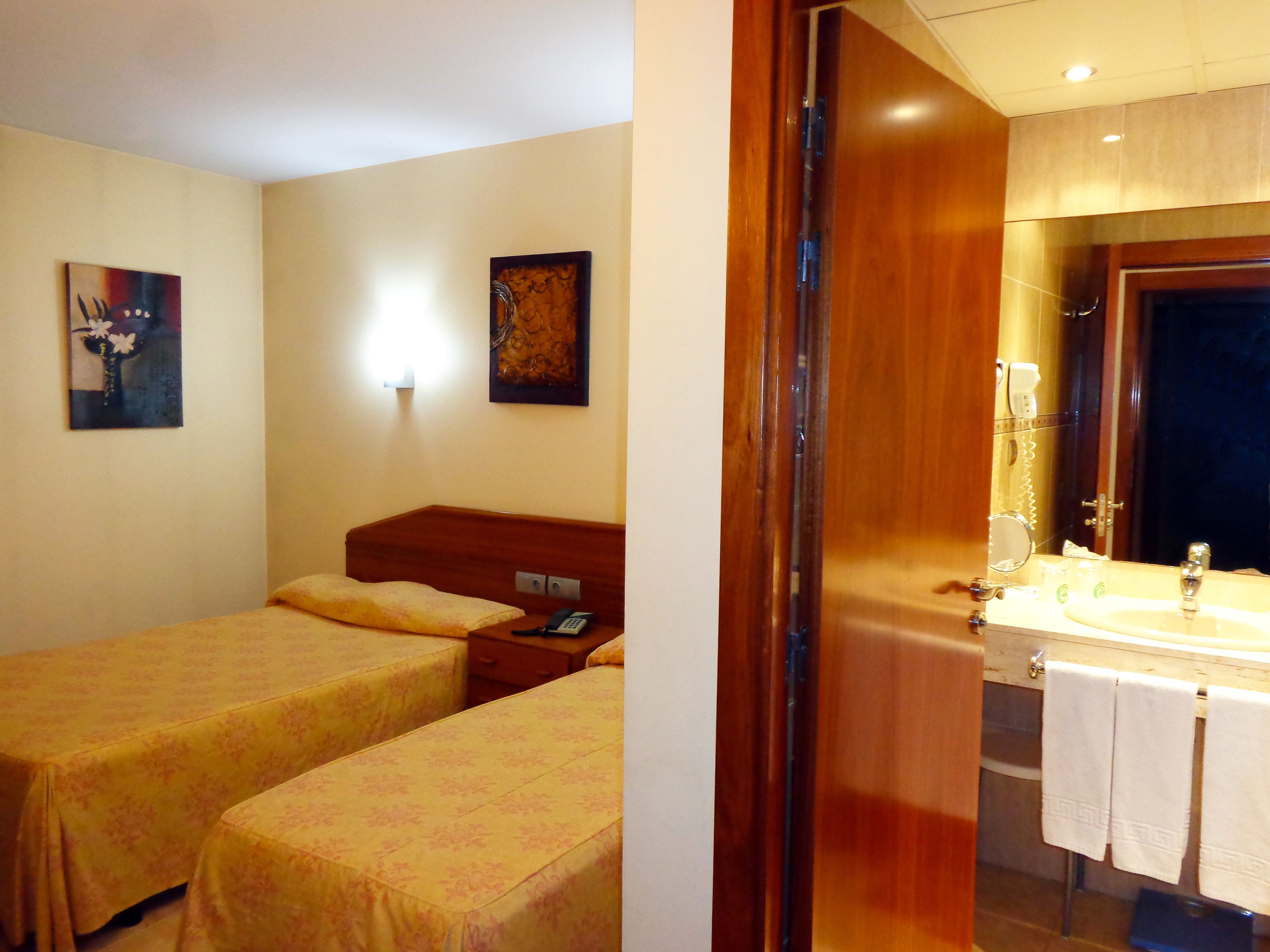 Doppelzimmer mit 2 Einzelbetten | Schreibtisch, kostenloses WLAN, Bettwäsche