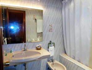 Gratis toalettartiklar, hårtork och handdukar