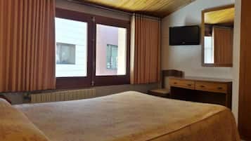 Escritorio, wifi gratis, ropa de cama