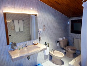 Double Room | Bathroom | Free toiletries, hair dryer, towels - Festa Brava (Andorra la Vella)