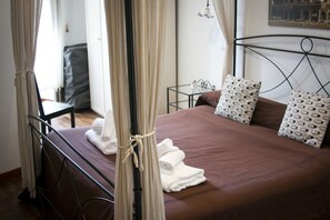 Standaard kamer, 1 queensize bed, en-suite badkamer (Minerva) | Een bureau, geluiddichte muren, gratis wifi, beddengoed