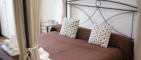 Chambre Standard, 1 grand lit, salle de bains attenante (Minerva)