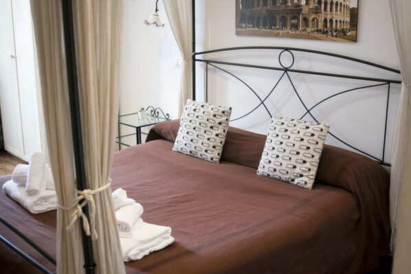 Habitación estándar, 1 cama Queen size, baño en la habitación (Minerva) | Escritorio, insonorización, wifi gratis y ropa de cama