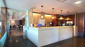 Tägliches Frühstücksbuffet (9 EUR pro Person)