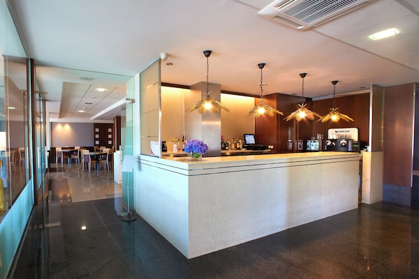 Petit déjeuner buffet (9 EUR par personne)
