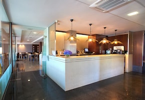 Desayuno buffet diario (EUR 9 por persona)