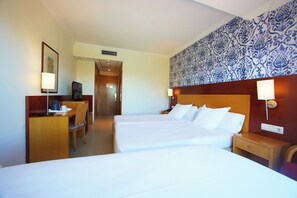 Minibar, in-room safe, desk, blackout drapes - Hotel Canelas (Sanxenxo)