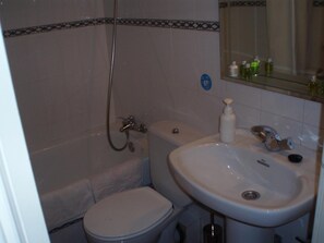 Een haardroger, handdoeken