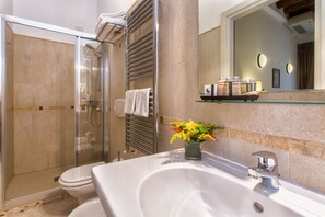 Superior Double Room, Canal View | Bathroom | Shower, free toiletries, hair dryer, bidet - Alla Vite Dorata (Venice)