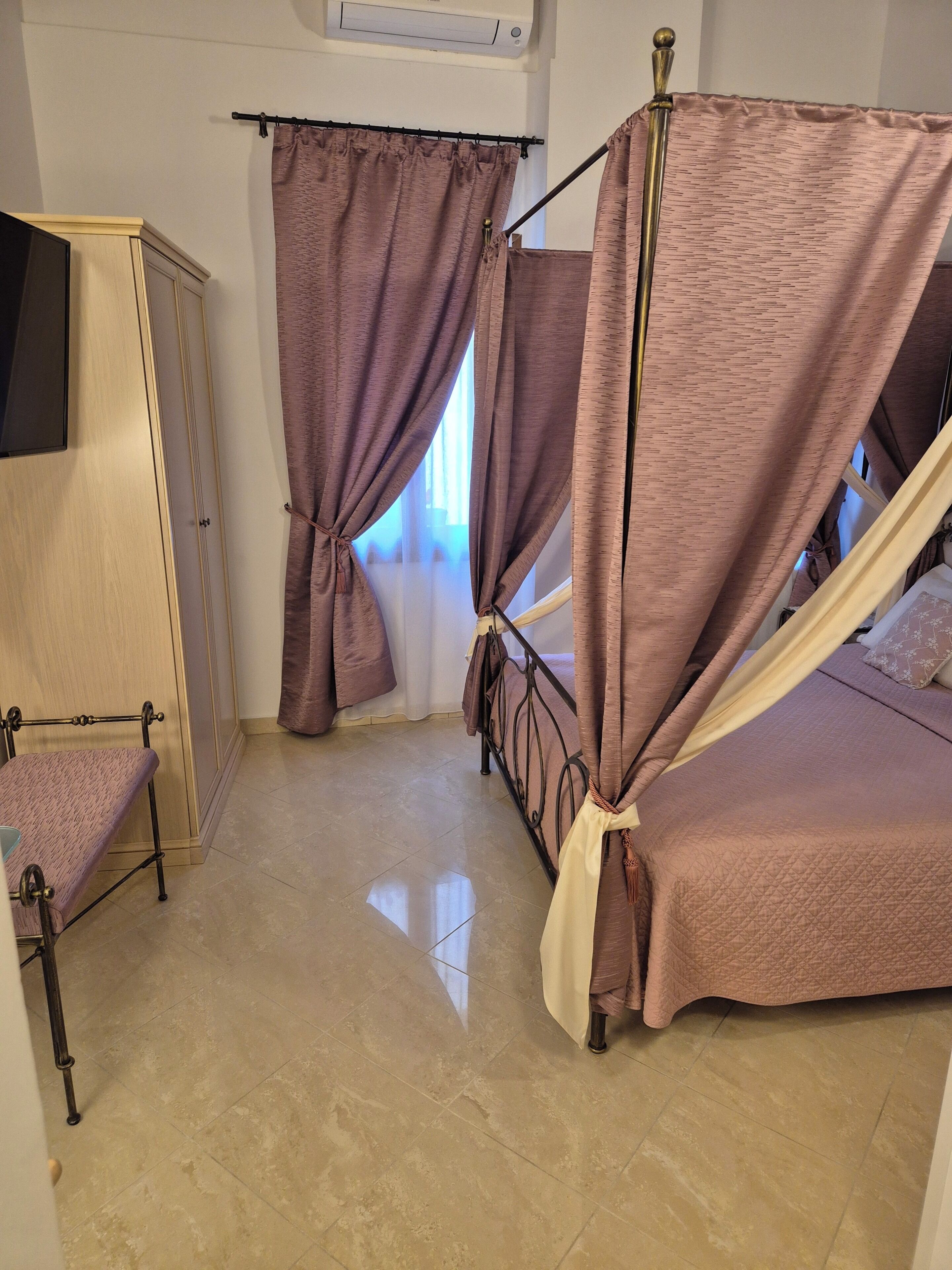 Ein Schlafzimmer mit einem Bett, einem Kleiderschrank und einem kleinen Tisch.