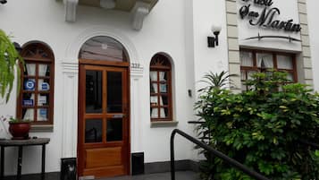 Vista frontal de la propiedad