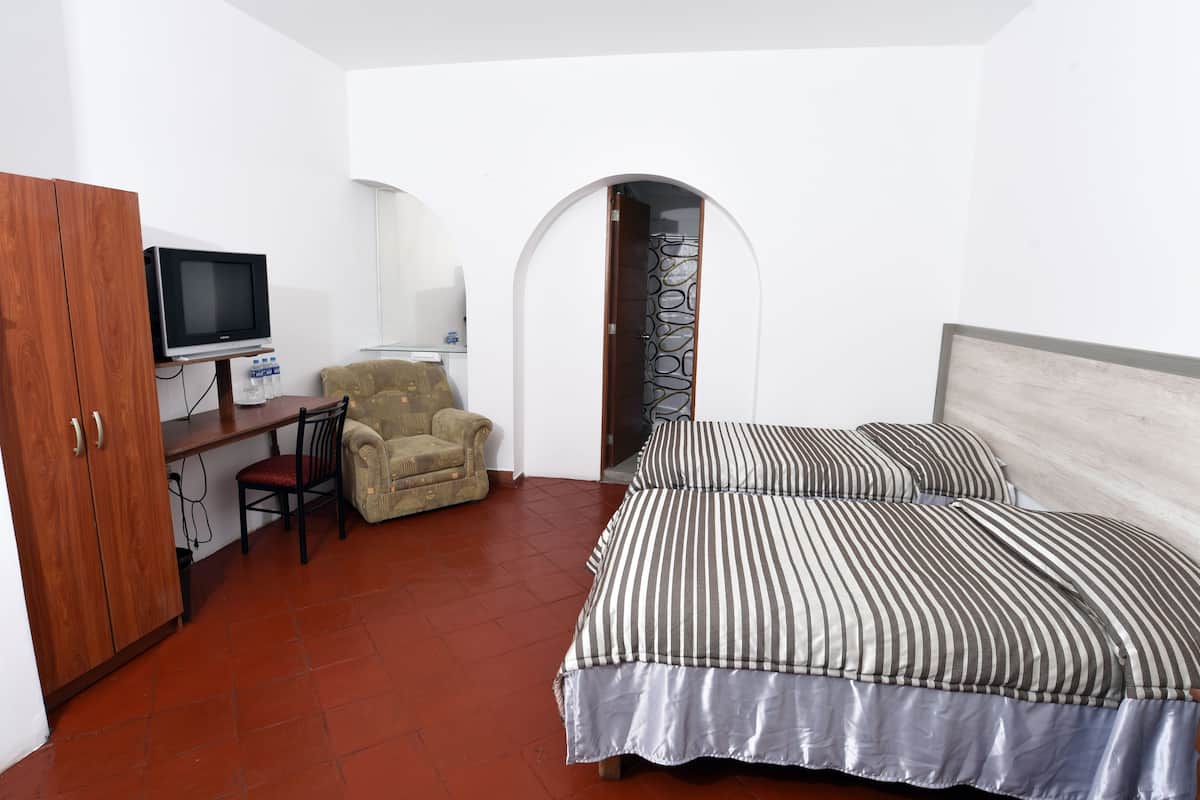 Quarto duplo básico, 1 quarto | Cofres nos quartos, escrivaninha, ferros/tábuas de passar roupa