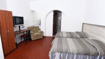 Habitación básica con 2 camas individuales, 1 habitación | Caja fuerte, escritorio, tabla de planchar con plancha y wifi gratis