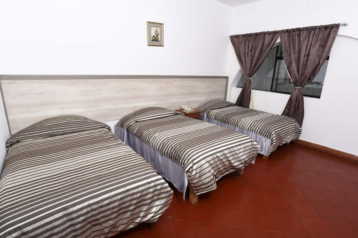 Quarto triplo | Cofres nos quartos, escrivaninha, ferros/tábuas de passar roupa