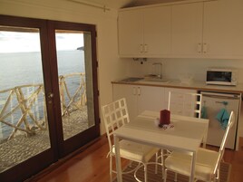 Refrigerador, microondas, placa de cocina, lavavajillas