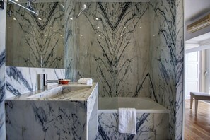 Designertoiletartikler, hårtørrer, badekåber, Sæbe