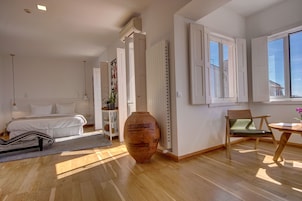 Chambre Double Supérieure, vue fleuve | Minibar, coffres-forts dans les chambres, rideaux occultants