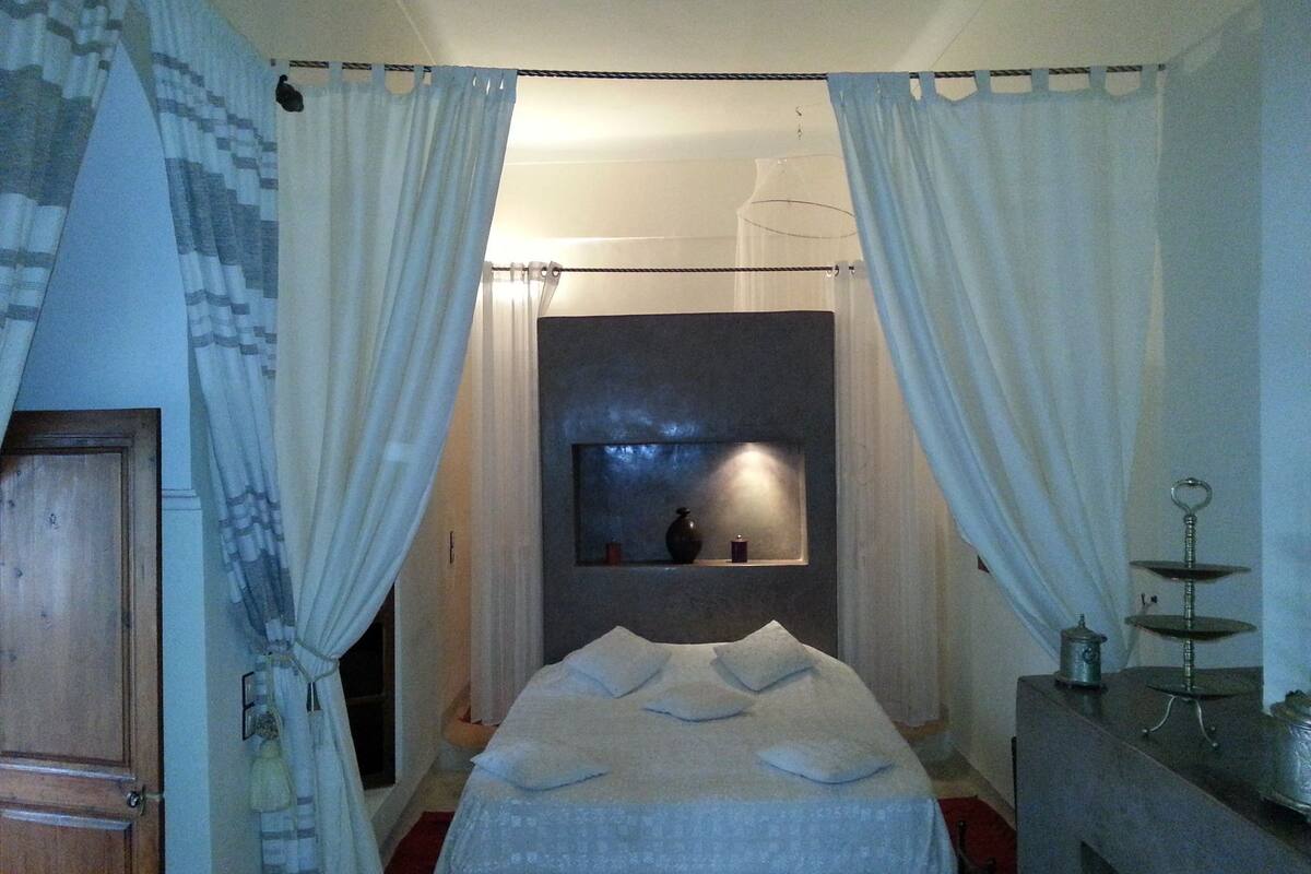 Egyptian cotton sheets, premium bedding, in-room safe