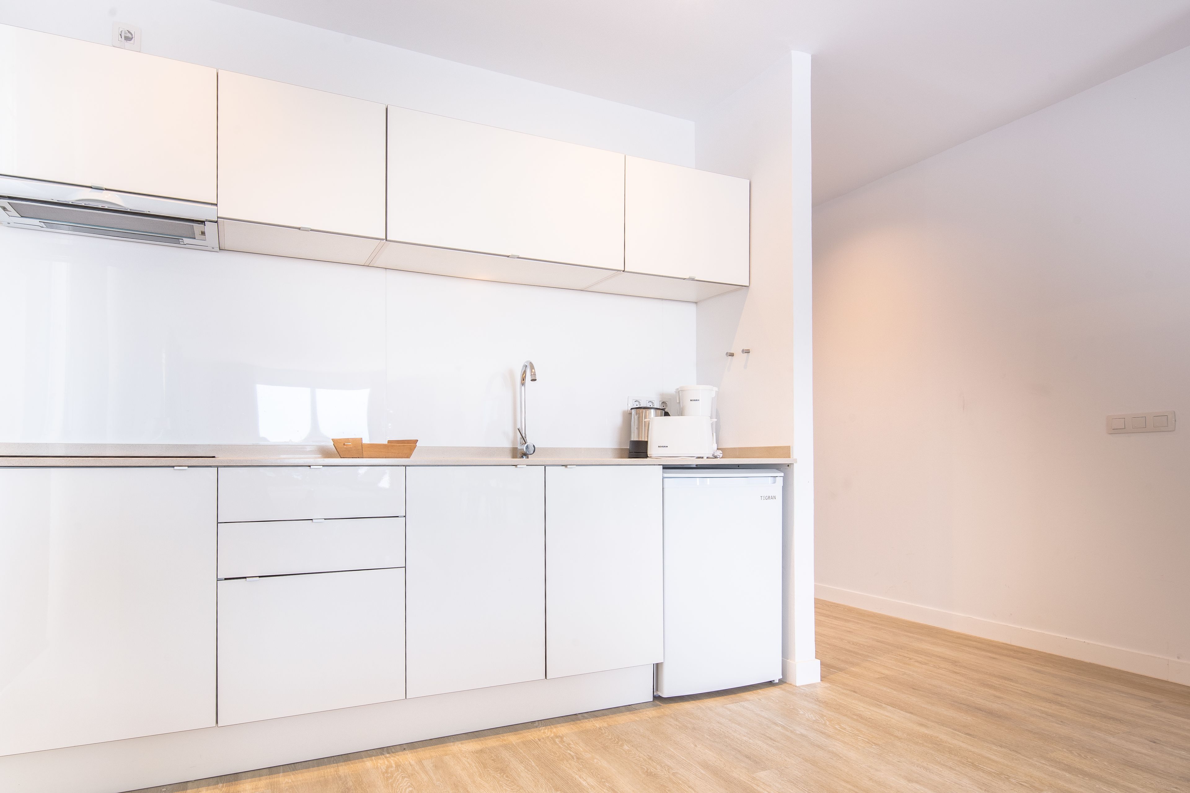 full-sized fridge, stovetop, coffee/tea maker, electric kettle