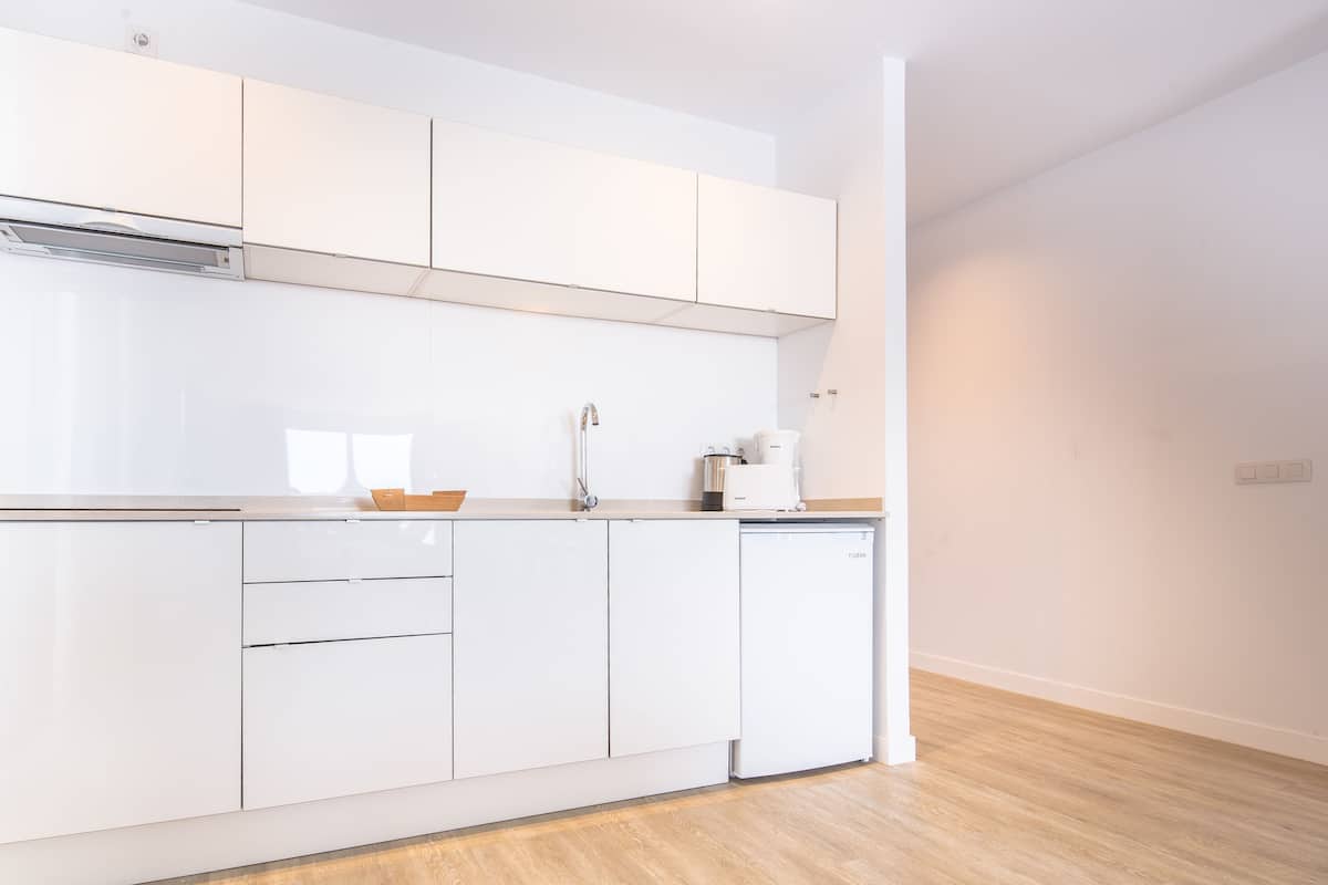 full-sized fridge, stovetop, coffee/tea maker, electric kettle