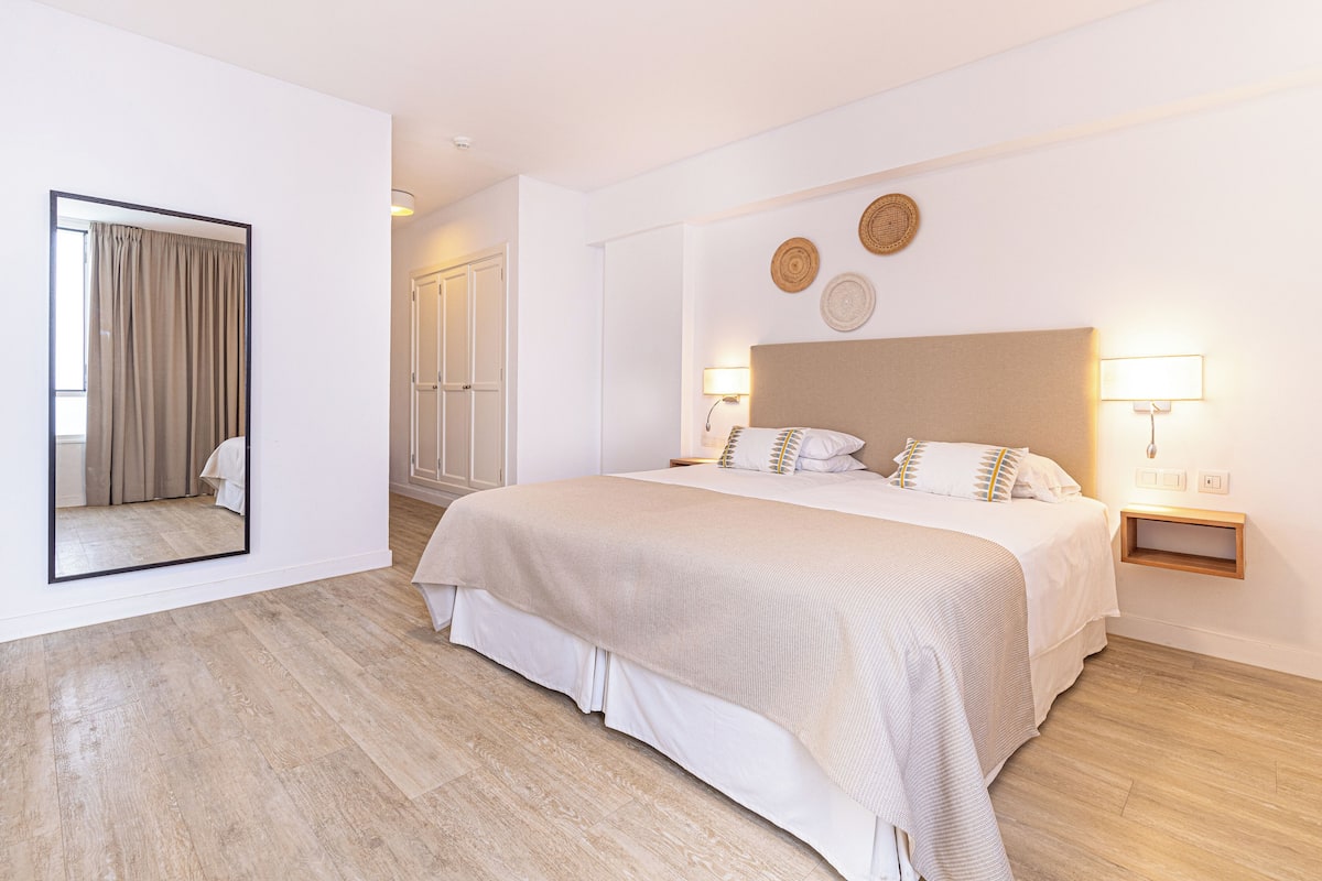 Couette en duvet d'oie, fer et planche à repasser, lits bébé (gratuits)
